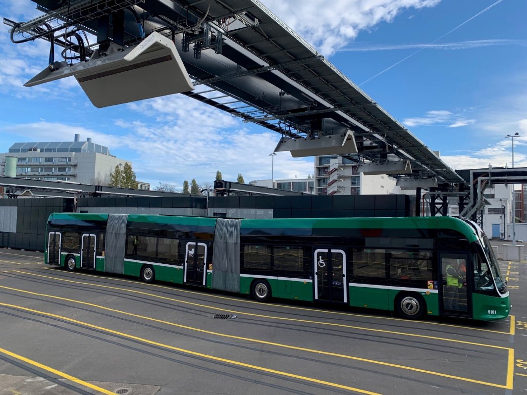 Erster E-Doppelgelenkbus in Basel eingetroffen