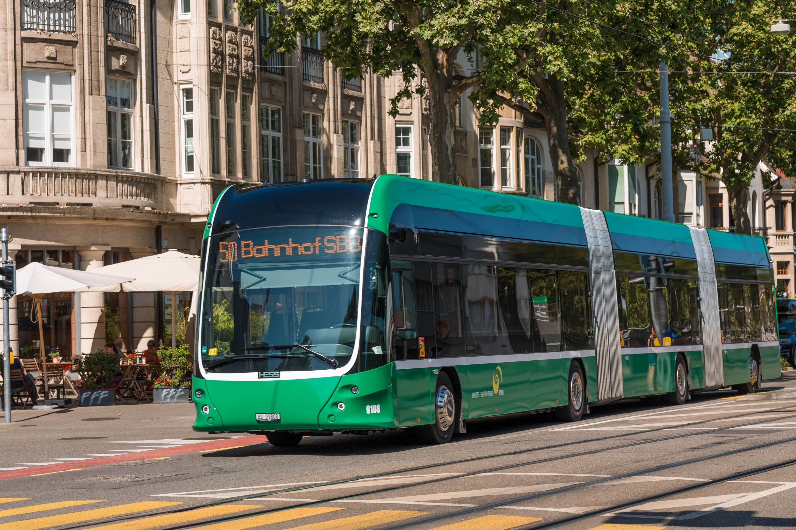 E-Doppelgelenkbus lighTram (HESS) beim Zoo Dorenbach