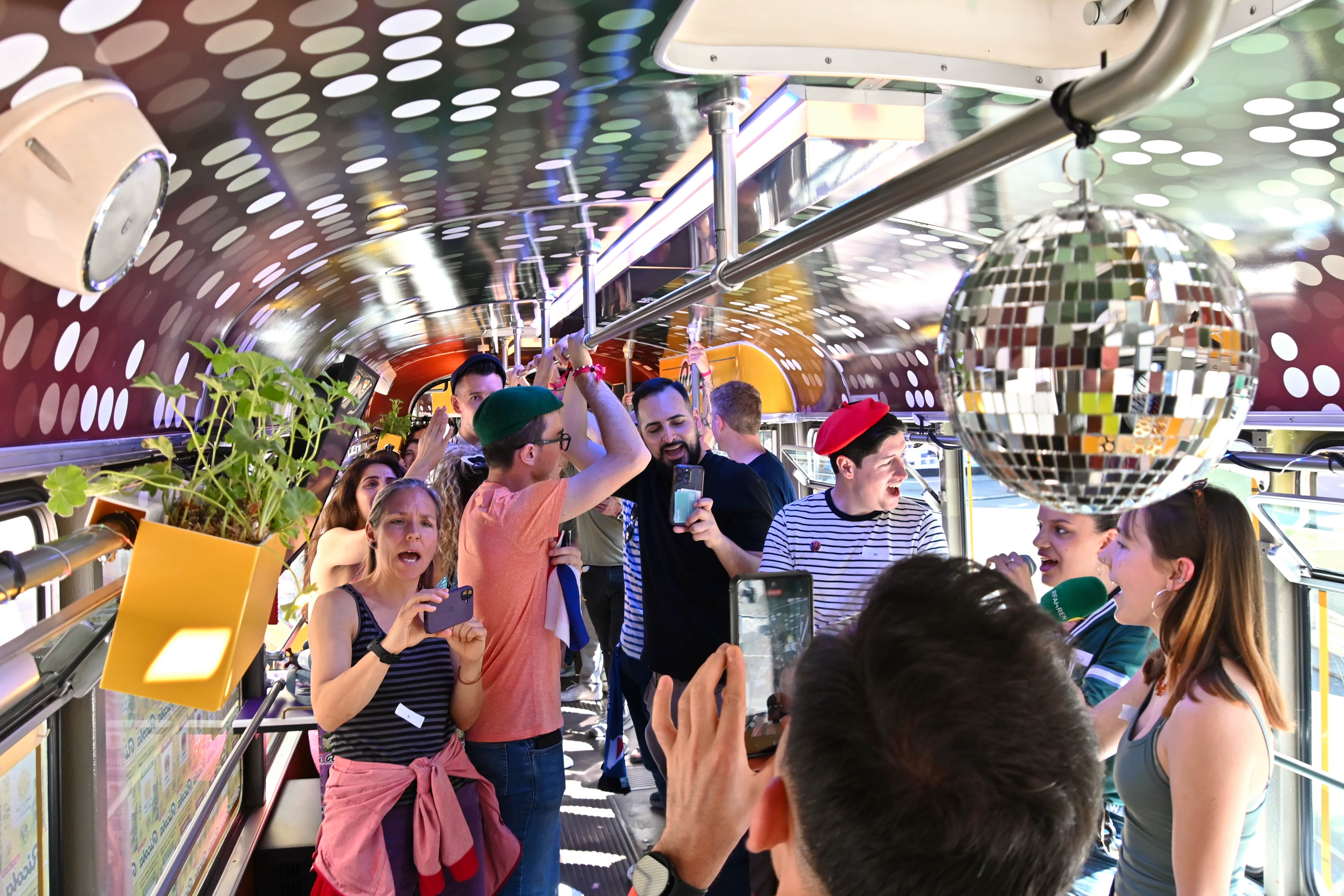 #caption1 Sing dich durch Basel – im Karaoke-Drämmli!