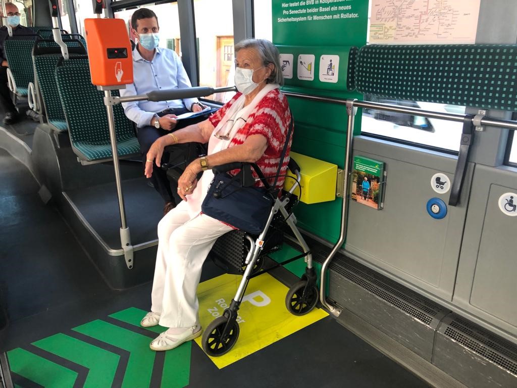 #caption3 Die BVB und Pro Senectute beider Basel testen ein Sicherungssystem für Reisende mit Rollator